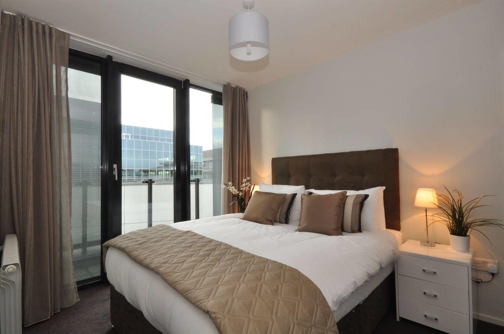 Your Base Dublin - Grand Canal Square Luaran gambar